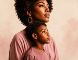 Mulher negra e criança negra em imagem sobre ancestralidade, educação e desigualdade social e racial no Brasil.