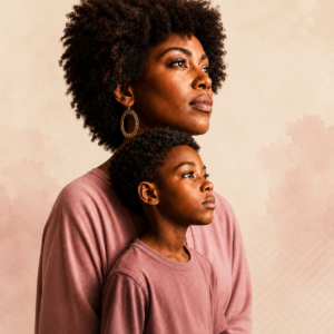 Mulher negra e criança negra em imagem sobre ancestralidade, educação e desigualdade social e racial no Brasil.